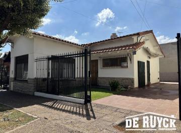 Casa · 77m² · 3 Ambientes · 2 Cocheras · Chalet 3 Ambientes, Proximo a Av 12 de Octubre