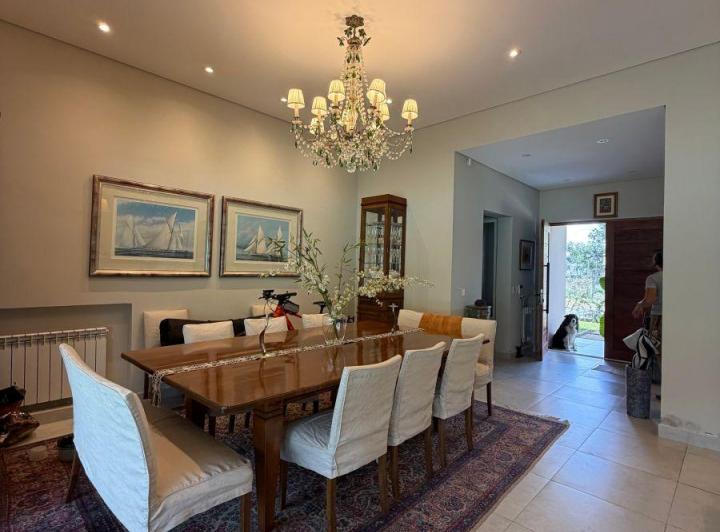Casa · 200m² · 4 Ambientes · 2 Cocheras