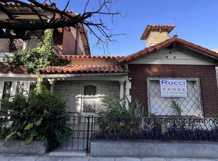 Casa · 121ha · 4 Ambientes · 2 Cocheras