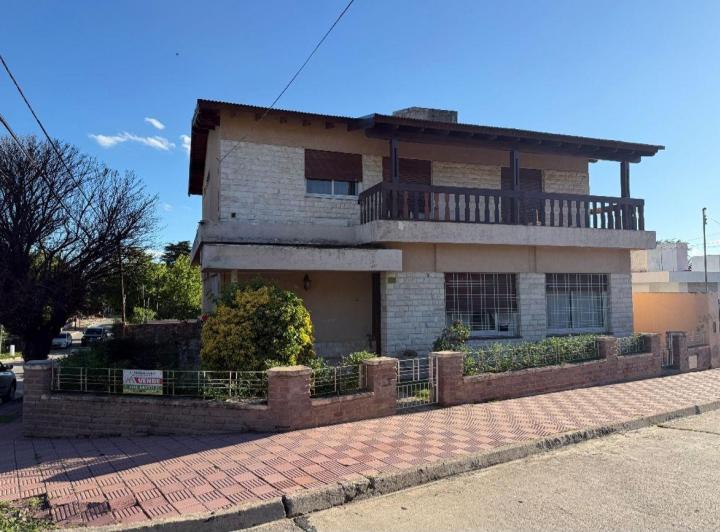 Casa · 238m² · 1 Ambiente · 1 Cochera