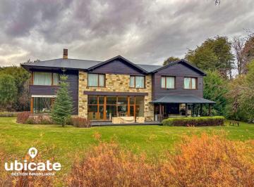 Casa · 488m² · 9 Ambientes · 2 Cocheras · Casa de 5 Suites en Arelauquen Golf & Country Club