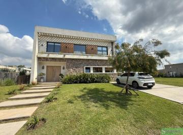 Casa · 220m² · 5 Ambientes · 3 Cocheras · Casa en Venta. Fincas de Alvarez. Moreno.