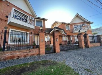 Casa · 80m² · 4 Ambientes · 1 Cochera · Venta Duplex Castelar Norte 4 Ambientes Permuta Depto. Caseros