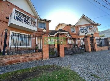 Casa · 80m² · 4 Ambientes · 1 Cochera · Castelar Norte. Venta Duplx 4 Ambientes Permuta Depto. Caseros