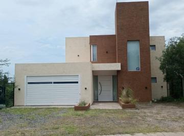 Casa · 152m² · 7 Ambientes · 2 Cocheras · Casa - Unquillo
