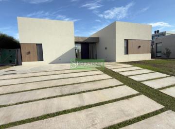 Casa · 150m² · 4 Ambientes · 6 Cocheras · Alquiler. B° Priv. Fincas de Alvares. Fco. Alvarez. Moreno