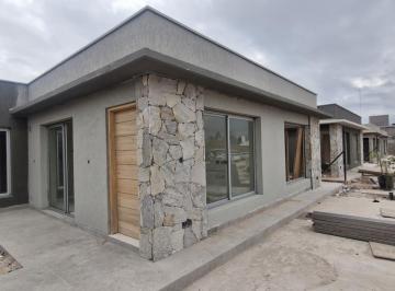 Casa · 80m² · 4 Ambientes · 1 Cochera · Casa en Barrio Terra Vitta