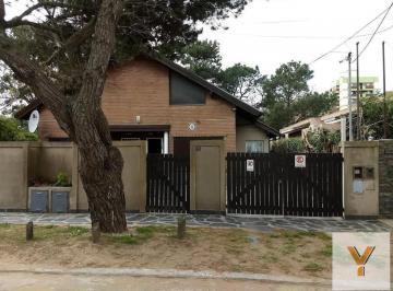 Casa · 150m² · 6 Ambientes · 1 Cochera · Casa Venta 4 Dorm. 2 Baños 1 Cochera 1 Patio 230 m² Totales - Santa Teresita