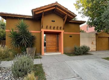Casa · 580m² · 4 Dormitorios · 3 Cocheras · Casa de Categoría en Los Carolinos | 3 Dorm. Dependencia | Pileta Climatizada | Cochera Para