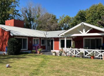 Quinta vacacional · 288m² · 5 Dormitorios · 1 Cochera · Casa Quinta Sobre Lote de 1.523 m² con Piscina