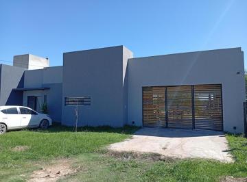 Casa · 220m² · 4 Ambientes · 2 Cocheras · Casa en Venta - 3 Dorm. 2 Baños - Entre Ríos