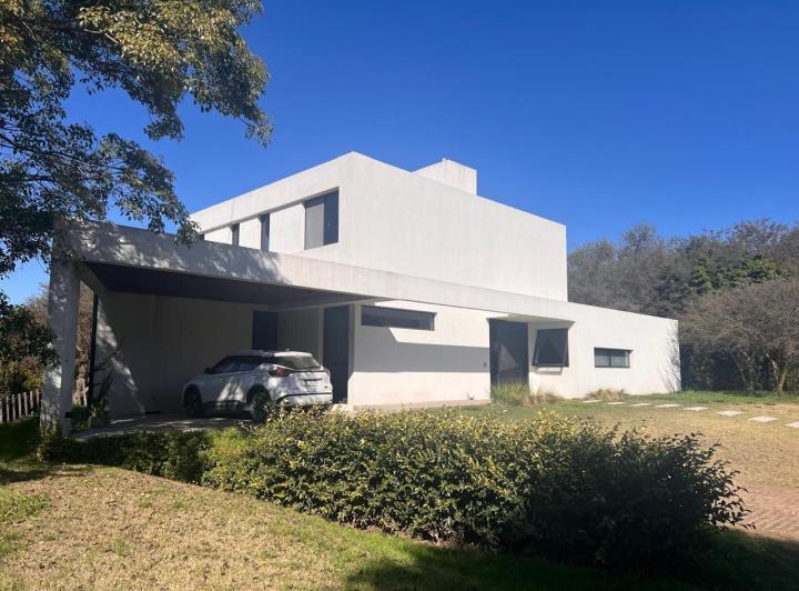 Casa · 324m² · 13 Ambientes · 2 Cocheras