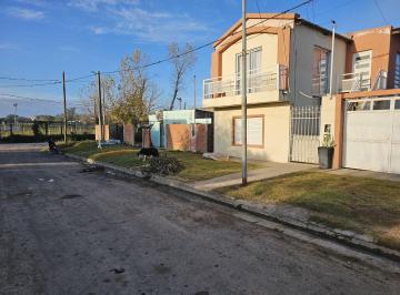 Casa · 77m² · 3 Ambientes · 1 Cochera · Venta | Casa de 1 Dormitorio con Patio y Espacio Para Vehículo! Montenegro E/ Los Cardenales y Los P
