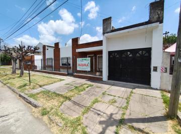 Casa · 150m² · 4 Ambientes · 1 Cochera · Casa en Venta en Castelar