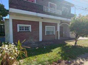 Casa · 130m² · 4 Ambientes · Casa en Castelar en Venta