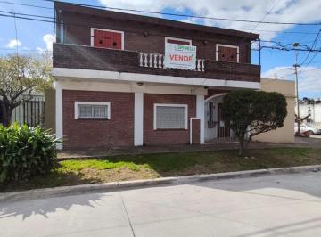 Casa · 130m² · 4 Ambientes · Casa en Castelar en Venta