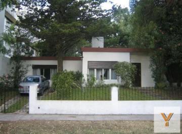 Casa · 115m² · 4 Ambientes · 2 Cocheras · Casa en Venta - 3 Dorm. 2 Baños - 312 m² - San Bernardo del Tuyu