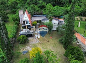 Casa · 320m² · 5 Ambientes · 1 Cochera · Venta Casa 3 Dorm 1600 m² - B° Los Perales