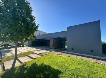 Casa · 268m² · 4 Ambientes · 1 Cochera · Casa en Venta Barrio Rincon Viamonte Lujan de Cuyo