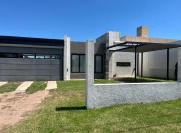 Casa · 200m² · 7 Ambientes · 3 Cocheras · Venta Casa Colonia Tirolesa 3 Dorm. Financia