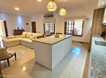 Casa · 131m² · 3 Ambientes · 3 Cocheras · Venta Casa 3 Amb Moreno Parque Pileta Apta Credito