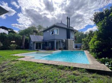 Casa · 228m² · 5 Ambientes · Venta Casa 5 Ambientes con Pileta Colina Alegre