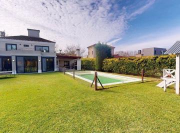 Casa · 132m² · 7 Ambientes · 1 Cochera · Casa a La Venta en B Cdo Los Pilares