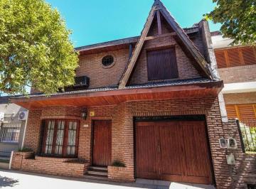 Casa · 140m² · 5 Ambientes · 1 Cochera · Venta - Casa Tipo Chalet 5 Amb Patio y Cochera