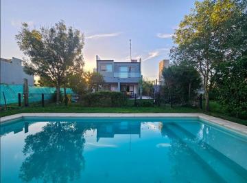 Casa · 150m² · 4 Ambientes · 2 Cocheras · Venta Casa con Pileta en Funes Town