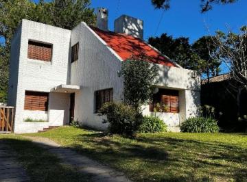 Casa · 180m² · 4 Ambientes · 1 Cochera · Casa en Venta - 3 Dorm. 2 Baños - Villa Gesell