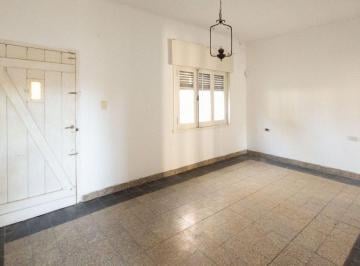 Casa · 140m² · 3 Ambientes · 1 Cochera · Casa en Venta La Plata Los Hornos con Pileta