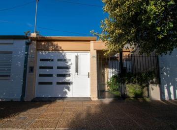 PH · 65m² · 3 Ambientes · 1 Cochera · Casa de 1 Dormitorio y Garaje, Sarmiento 7100