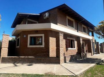 Casa · 235m² · 5 Ambientes · 2 Cocheras · Venta Casa 4 Dorm. Malvinas Argentinas