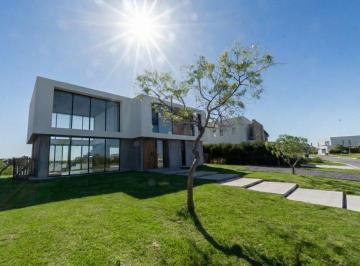 Casa · 250m² · 4 Ambientes · 2 Cocheras · Venta Casa Pileta a La Laguna Nueva San Sebastian