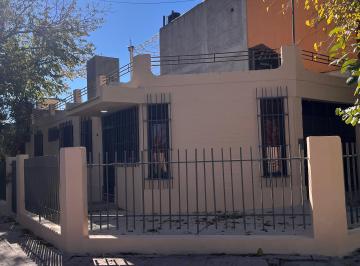 Casa en Alquiler de 5 ambientes  · Alquiler Casa Esquina Godoy Cruz