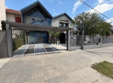 Casa · 265m² · 9 Ambientes · 2 Cocheras · Venta Casa 3 Dorm + Consultorios + Pileta Urca Cordoba