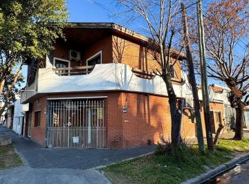Casa · 240m² · 4 Ambientes · 2 Cocheras · Venta Casa Chalet con Locales en Solano