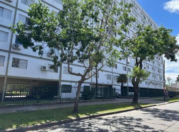 Departamento · 55m² · 4 Ambientes · Depto. a Reciclar en Edificio Empleados D Comercio