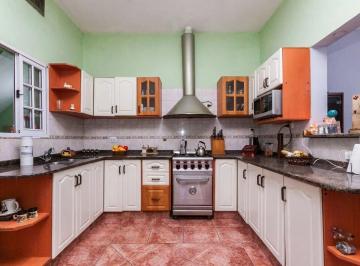 Casa · 164m² · 5 Ambientes · 3 Cocheras · Posible Permuta: Casa 5 Amb C/jardin - Doble Cochera