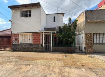 Casa · 89m² · 4 Ambientes · Venta Casa 3amb + Depto 2 Amb Caseros Apto Credito