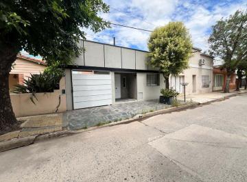 Casa · 90m² · 4 Ambientes · 1 Cochera · Casa en Venta en Arrecifes con Patio