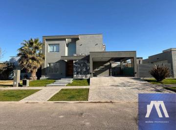 Casa de 10 ambientes, Maipú · Casa en Venta C/ Cochera en Maipú