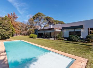 Casa · 226m² · 4 Ambientes · 2 Cocheras · Venta de Casa en Funes 3 Dorm.