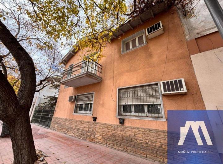 Casa en venta en Barrio YPF · 12 ambientes
