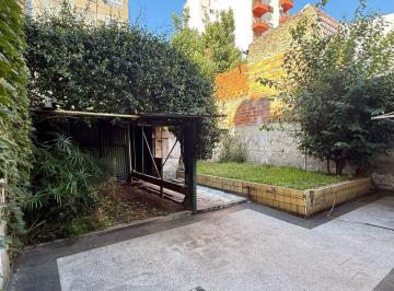 Casa · 158m² · 4 Ambientes · 1 Cochera · Casa Lote Propio Flores 4 Ambientes Jardín Cochera