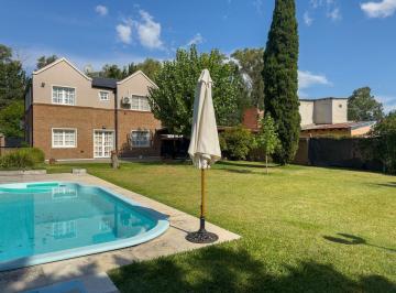 Casa · 129m² · 5 Ambientes · 3 Cocheras · Casa Venta Gonnet 3 Dorm. Parque Apto Banco