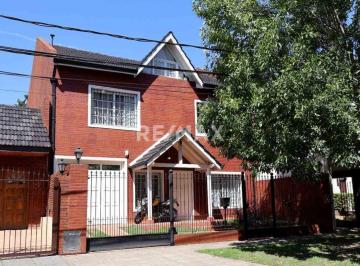 Casa · 284m² · 5 Ambientes · 2 Cocheras · Venta Espectacular Casa 5 Amb C/pileta Castelar