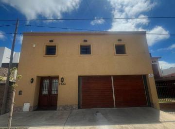 Casa · 198m² · 4 Ambientes · 2 Cocheras · Venta Casa 2 Dorm. con Pileta