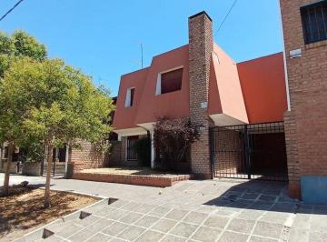 Casa · 250m² · 6 Ambientes · 1 Cochera · Casa Nivel Gerencial en Venta
