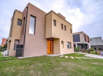 Casa · 167m² · 5 Ambientes · 2 Cocheras · Casa en Venta, Puertos del Lago. Bº Araucarias, 3 Dorm., Pileta, en Cull de Sac.